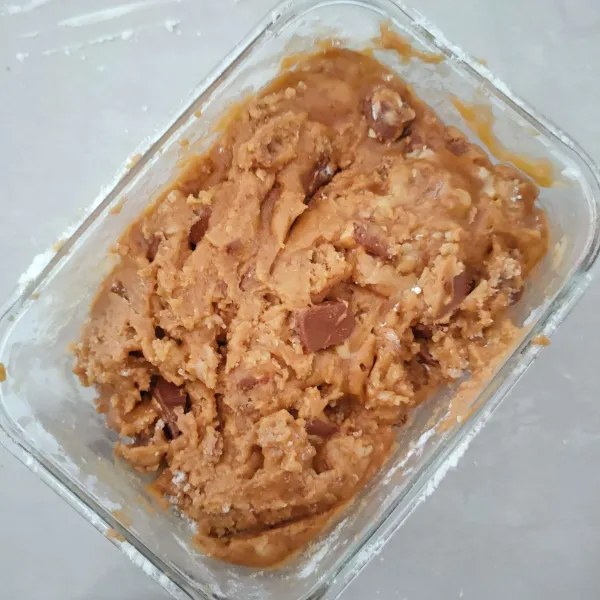 Aduk merata, jangan overmix dan diamkan di dalam freezer hingga set dan mudah dibentuk minimal selama 1 jam.