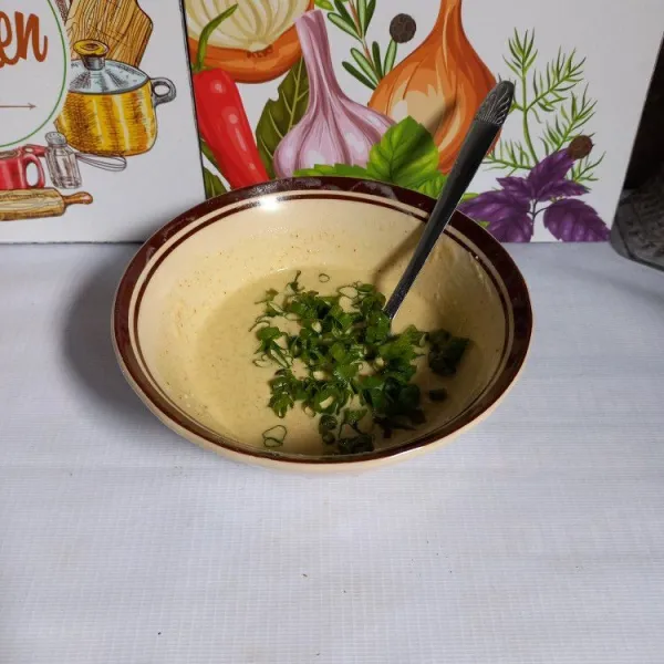Masukkan daun bawang ke dalam adonan tepung kunyit.