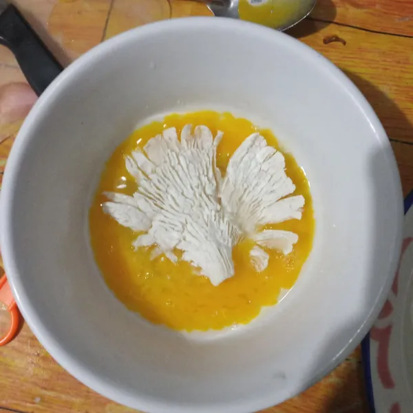 Celupkan pada telur kocok.