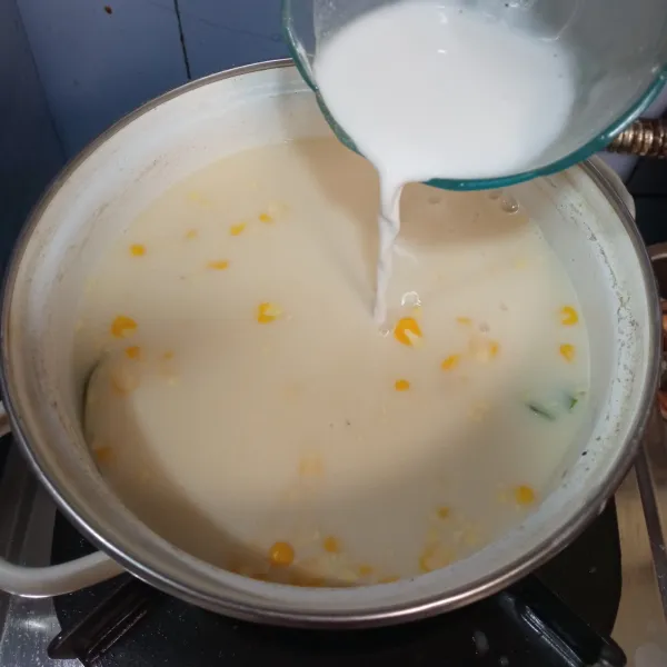 Setelah itu masukkan larutan tepung maizena, aduk hingga mengental, matikan kompor, angkat dan siap disajikan.