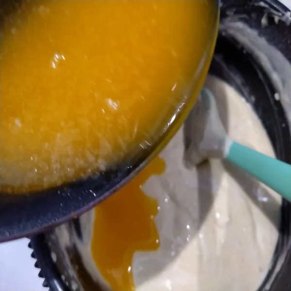Masukkan margarin, aduk balik dengan spatula hingga rata.