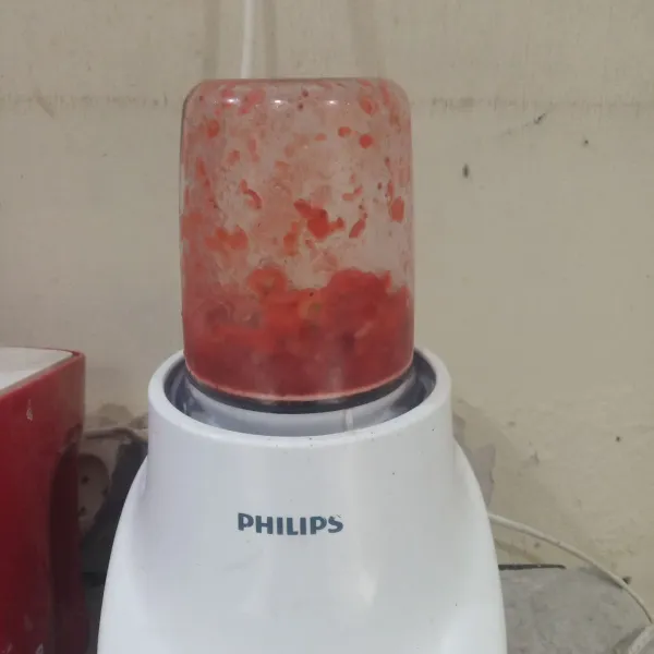 Blender kasar buah strawberry.
