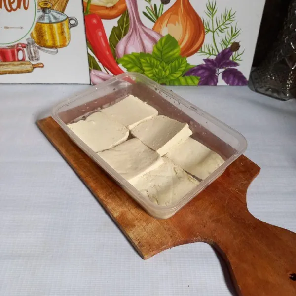 Rendam tahu dalam air garam selama 15 menit.