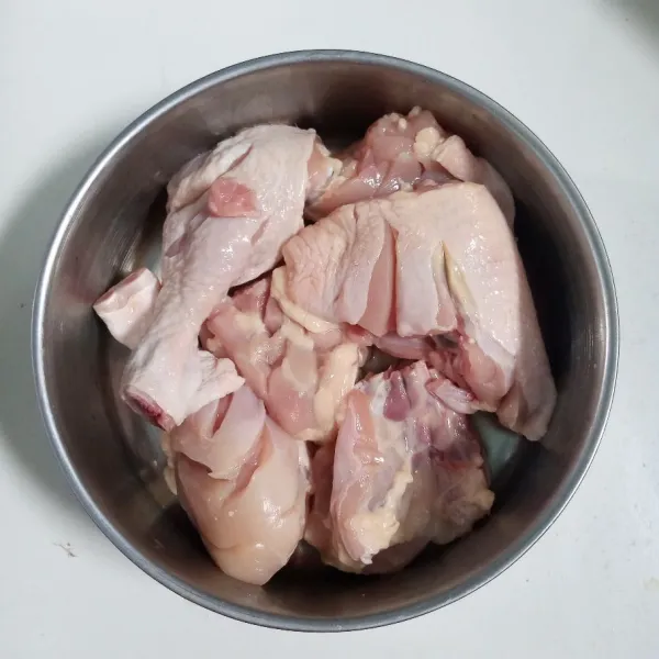 Siapkan ayam, kemudian sayat-sayat.
