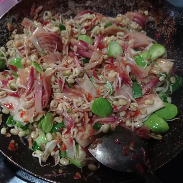 Terakhir masukkan petai, kecambah dan irisan daun bawang, masak cukup sampai layu lalu matikan api. Angkat dan sajikan di atas piring saji.