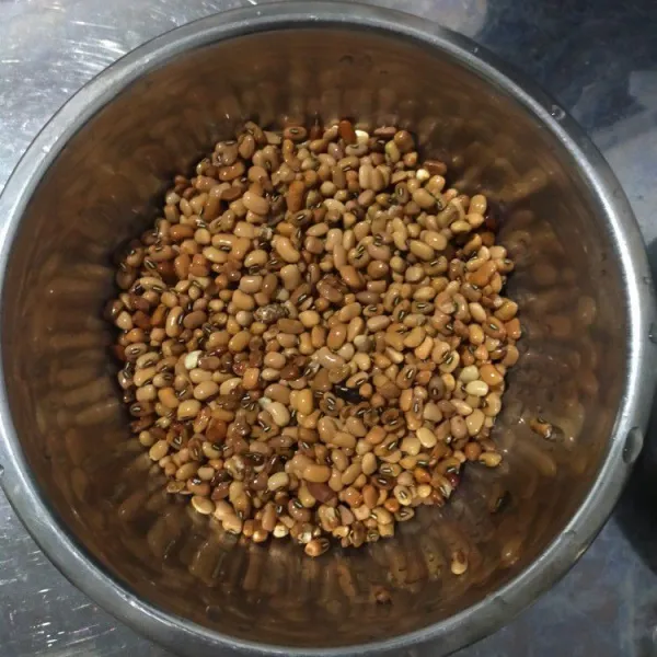 Cuci bersih kacang merah lalu tiriskan.