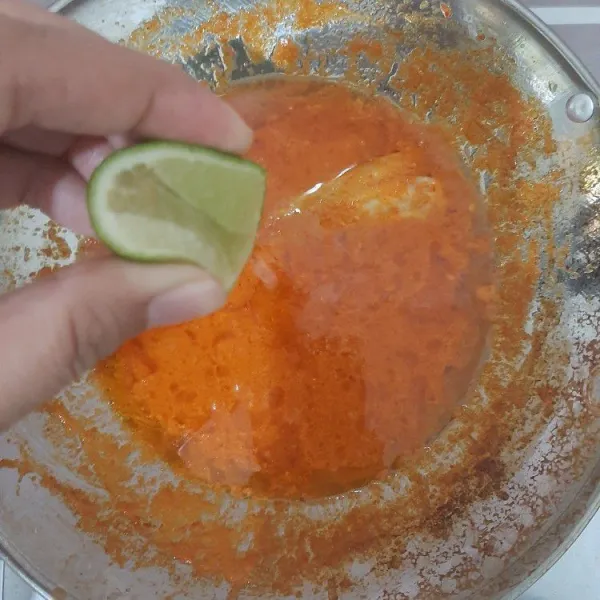 Lalu matikan kompor dan masukkan perasan jeruk nipis, aduk dan cicipi rasanya.