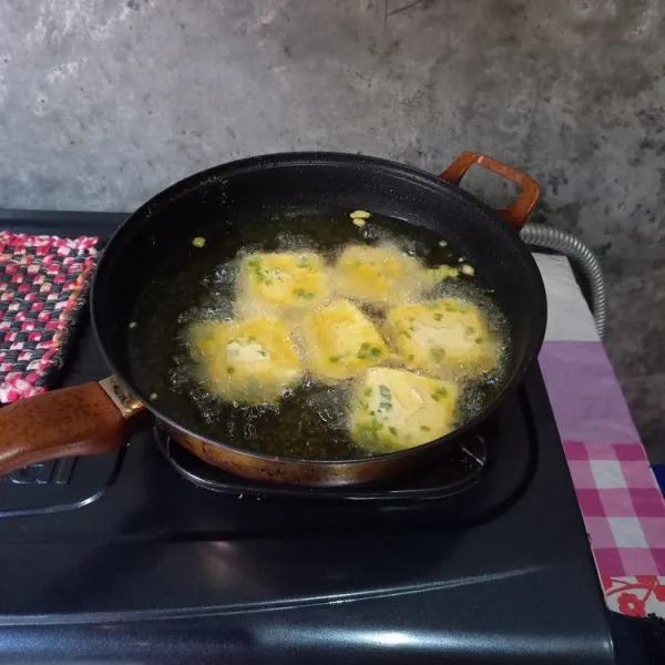 Goreng sampai matang, angkat dan tiriskan.