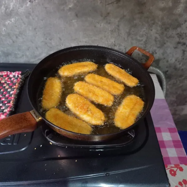 Goreng dengan api kecil atau sedang agar tidak gosong, angkat dan sajikan.
