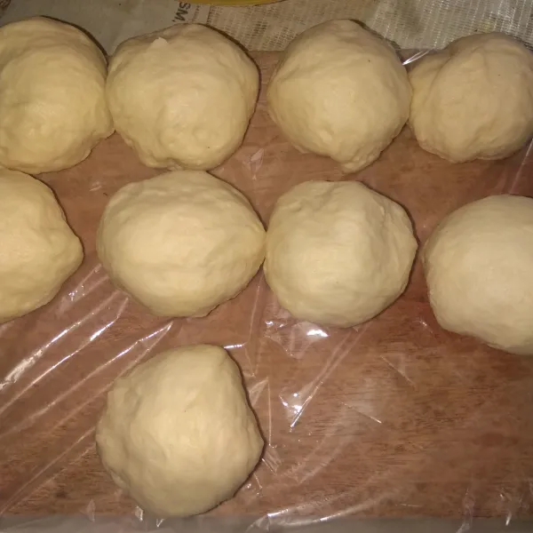 Setelah 1 jam bagi adonan sesuai selera.