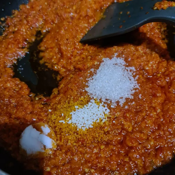 Masukkan gula pasir, garam dan kaldu jamur. Masak hingga sambal matang.