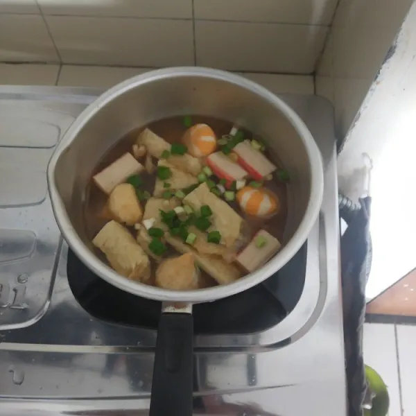 Taburi daun bawang dan sajikan.