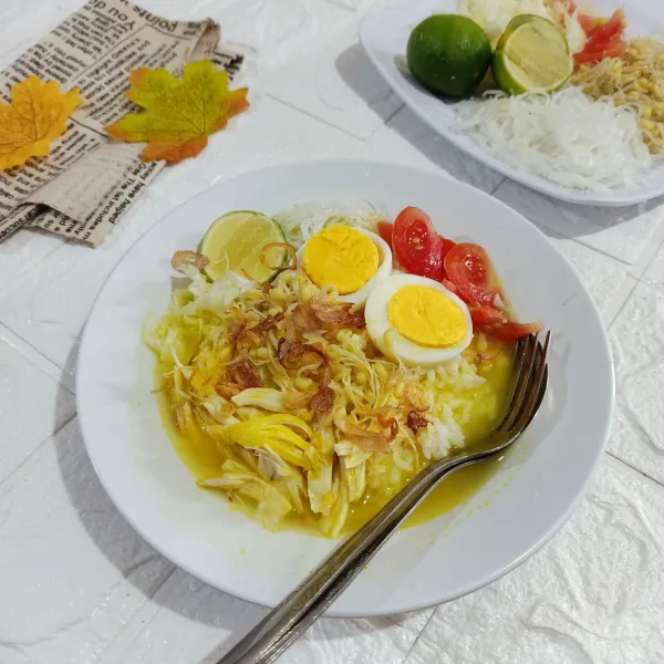 Sajikan soto dengan bahan pelengkapnya.