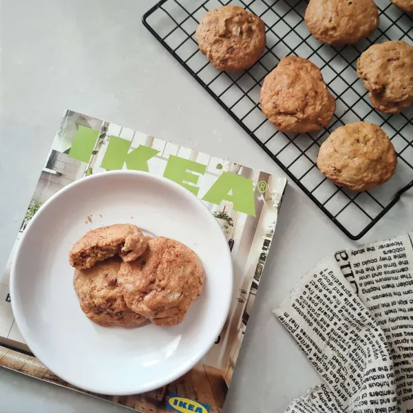 Panaskan oven selama 15 menit saat cookies sedang dibentuk pada suhu 170°C api bawah 20 menit, api atas 10 menit. Angkat dan angin-anginkan, sajikan.