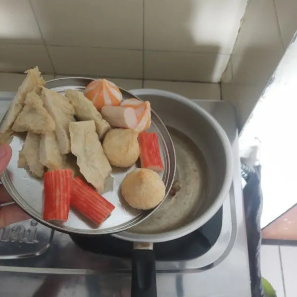 Masukkan fish roll, fish cake, dumpling cheese, dumpling chicken, dan crab stick.