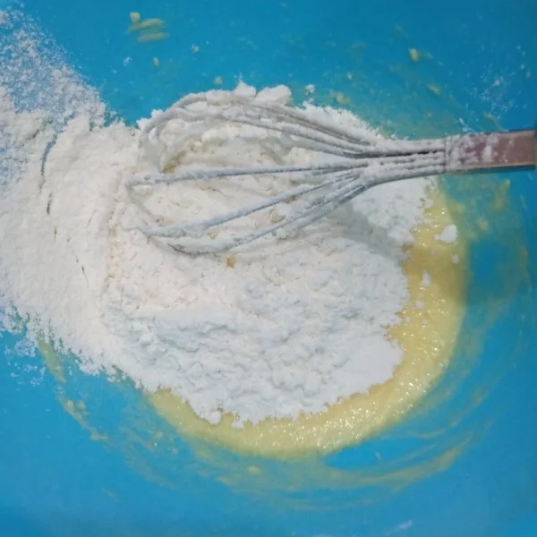 Tambahkan tepung terigu, aduk sampai rata.