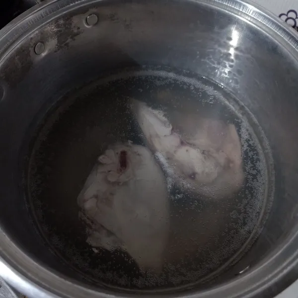 Rebus ayam sampai matang, lalu tiriskan.