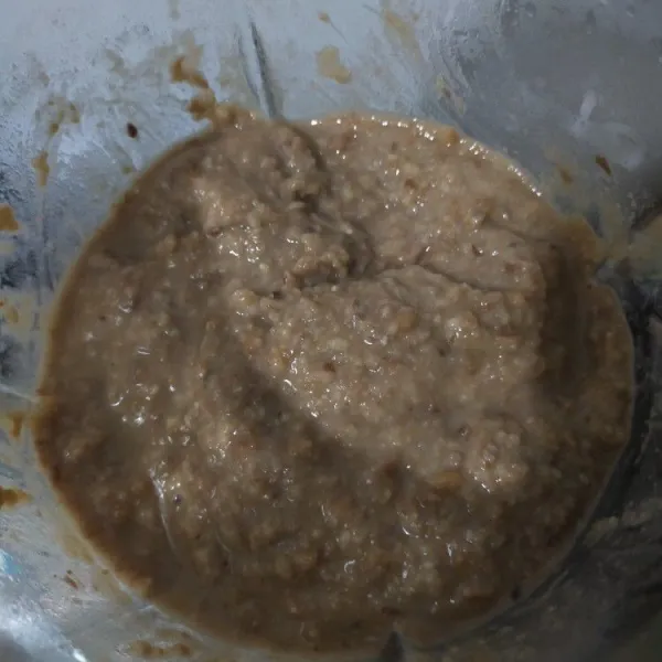 Setelah 1 jam kedua, buang daun pandan dan kayu manis batang. Lalu blender rebusan kacang tanah dan airnya hingga tingkat kelembutan yang diinginkan.