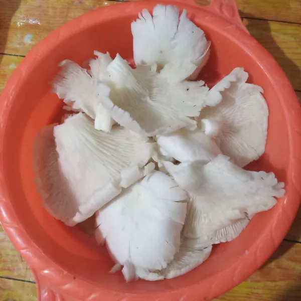 Potong jamur dari tangkainya, lalu cuci bersih sambil di peras.