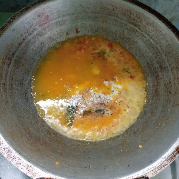 Tambahkan air, gula pasir, garam, lada bubuk, dan santan, aduk rata. Masak sampai mendidih.