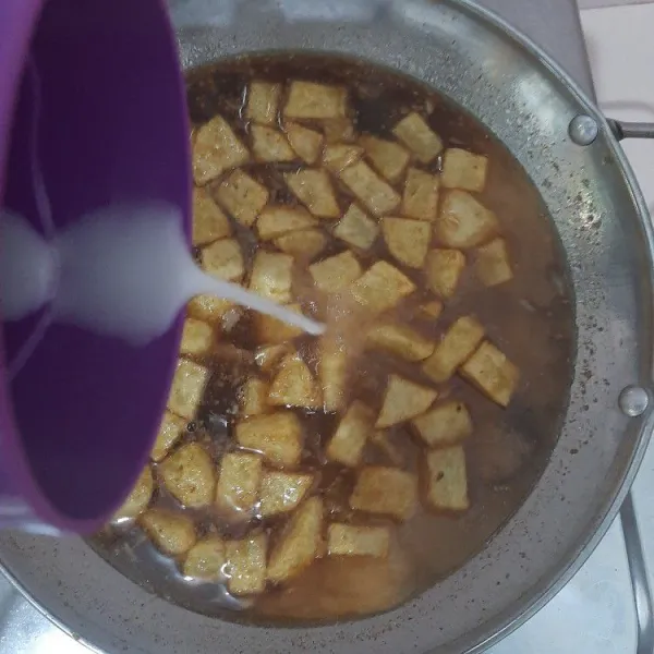 Kemudian masukan daging, kentang dan maizena yang sudah dilarutkan air.