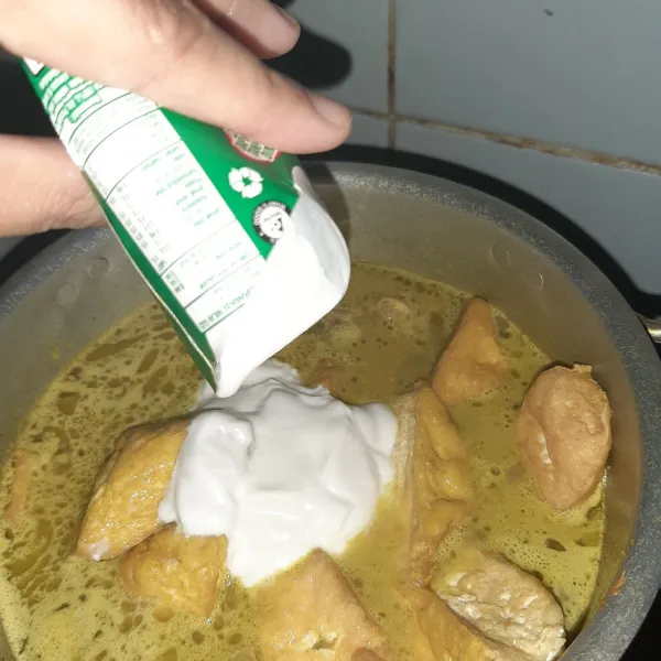 Tambahkan santan. Kecilkan api. Aduk rata.