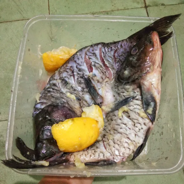 Cuci bersih ikan kemudian baluri dengan garam dan air jeruk nipis, diamkan selama setengah jam.