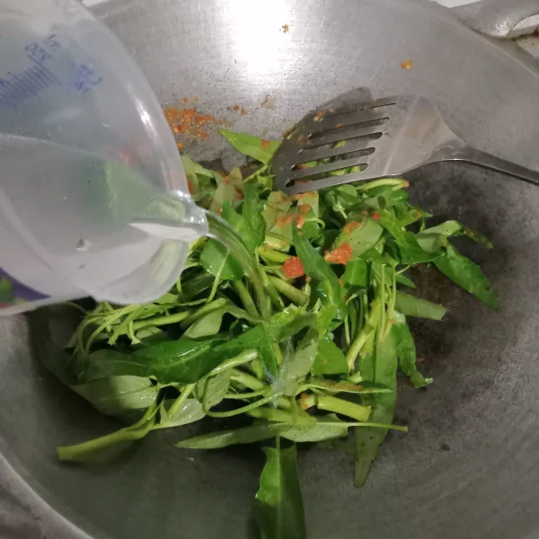 Tambahkan air, bumbui garam dan kaldu bubuk, masak sampai matang.