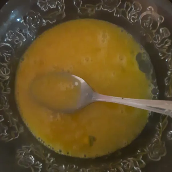 Campur gula dan telur. Kocok sampe gula larut.