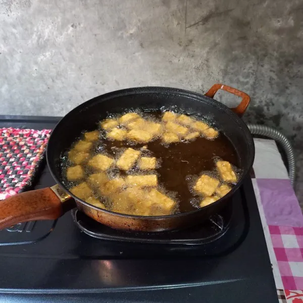 Goreng tempe sampai kecoklatan.