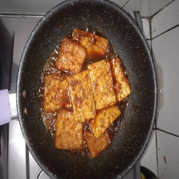 Masak sampai bumbunya meresap, dan air menyusut.