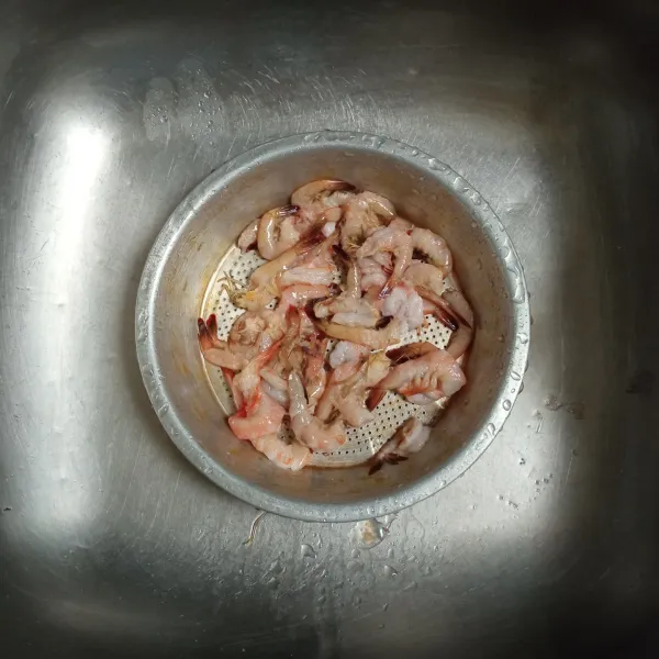 Cuci bersih udang, buang kulit dan kepalanya, lalu sisakan ekornya.