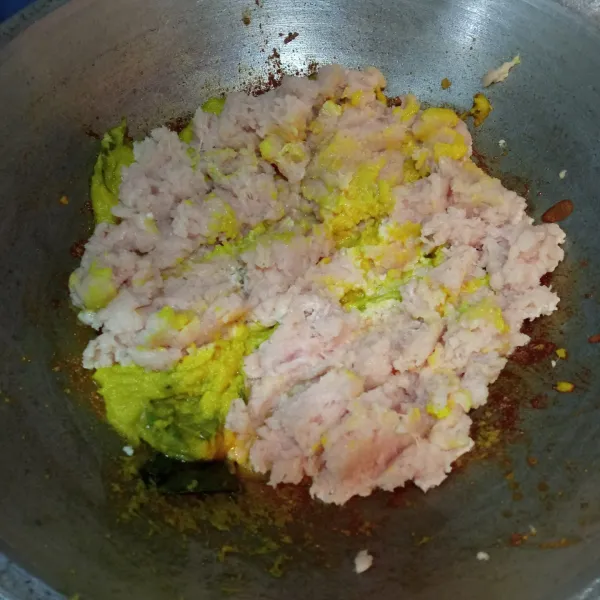 Masukkan ayam giling, lalu aduk rata.