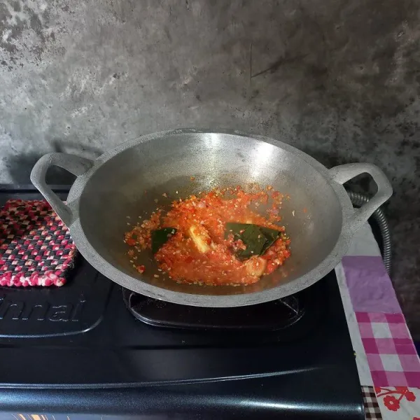 Tumis bumbu halus bersama lengkuas, serai, daun salam dan daun jeruk.