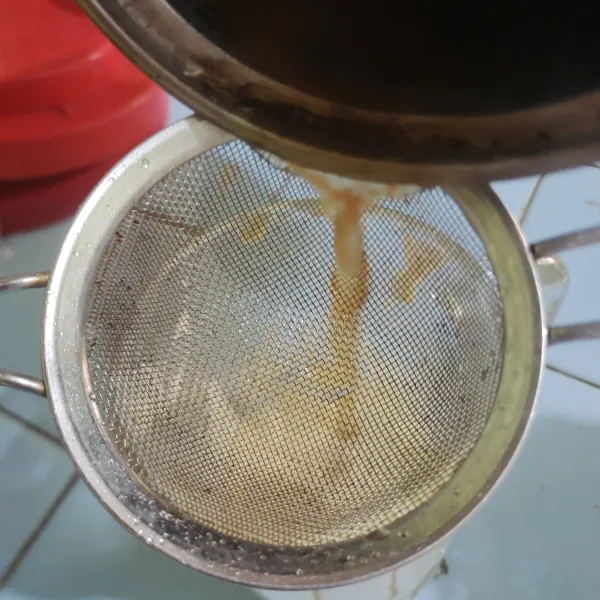 Didihkan tehnya lagi, lalu saring ke dalam kocokan telur.