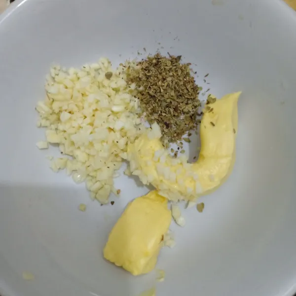 Campurkan butter, bawang putih dan oregano, aduk rata lalu lelehkan.