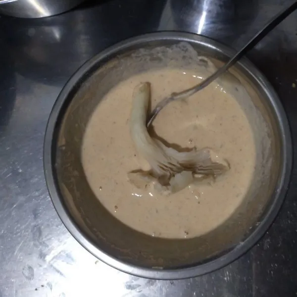 Celup jamur ke dalam tepung basah.