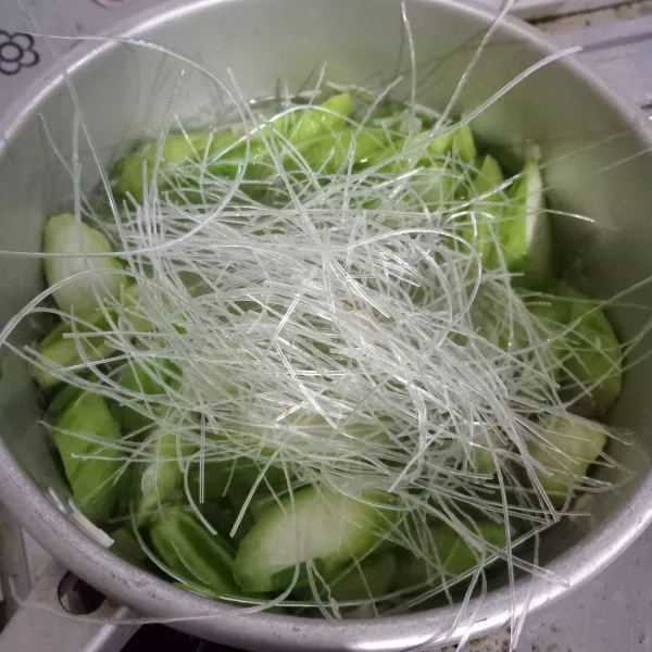 Tambahkan soun dan daun bawang.