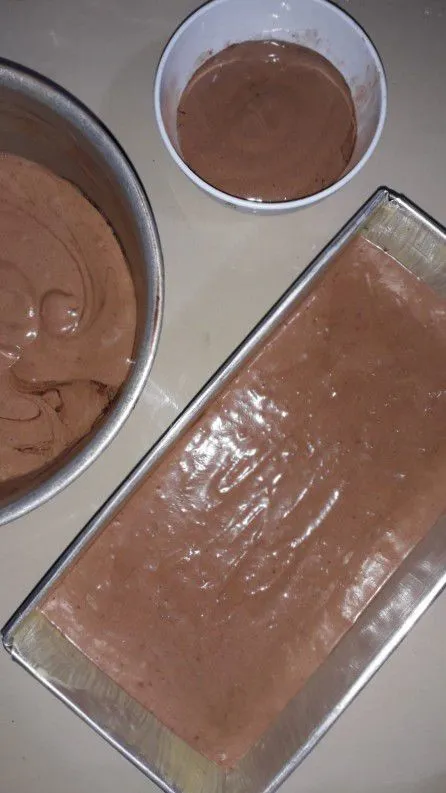 Ambil kurang lebih 4 sendok makan adonan (sebagai coklat ditengah brownies) lalu campur dengan susu kental manis. sisa adonan bagi menjadi dua. Lalu tuangkan adonan yang sudah dibagi menjadi 2 tadi salah satunya pada loyang yang sudah diolesi margarin. Kukus adonan selama 15 menit. Tuang adonan coklat ke loyang(layer 2) lalu kukus selama 10 menit. Tuang adonan terakhir (layer 3) lalu kukus selama 25 menit atau sampai brownies matang.