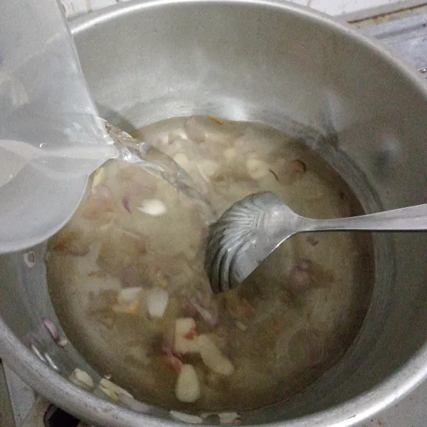 Tambahkan air, biarkan mendidih.