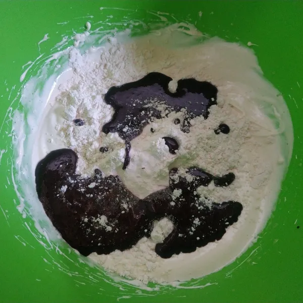 Selanjutnya masukkan tepung, baking powder, dan larutan cokelat, lalu aduk rata.