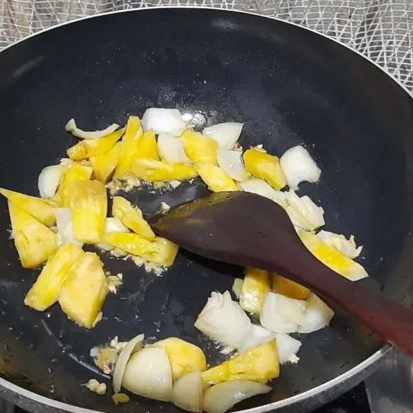 Tambahkan bawang bombay dan nanas, masak 1/2 layu.