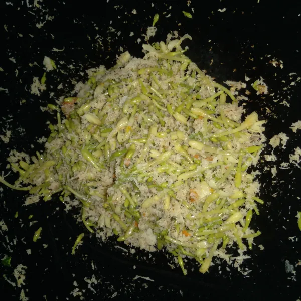 Masukkan bunga pepaya yang sudah diperas/ ditiriskan. Gongseng merata dengan bumbu .