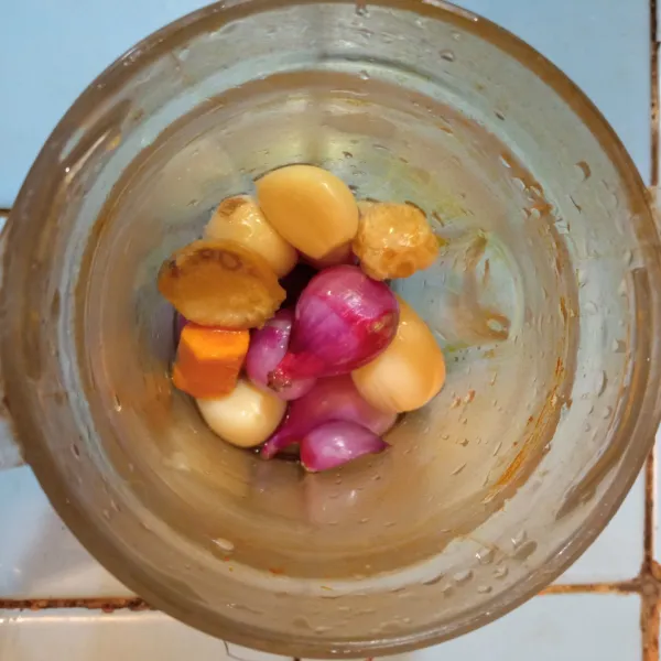 Blender bumbu hingga halus.