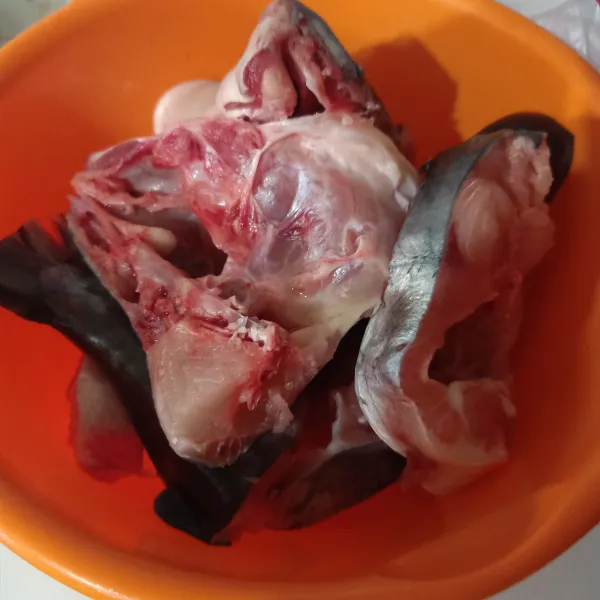 Siapkan ikan patin yang sudah bersih.