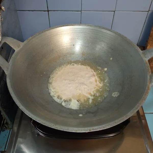 Tumis bumbu halus hingga harum.