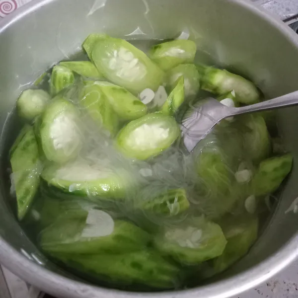 Masak sampai matang dan soun mengembang.