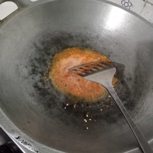 Haluskan bumbu lalu tumis bumbu halus sampai harum.