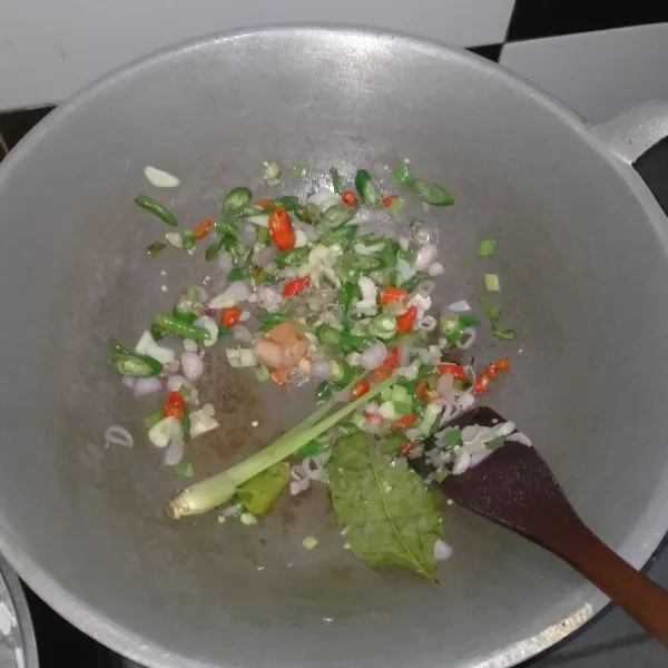 Iris bawang merah, bawang putih, cabai, dan daun bawang. Tumis bersama bumbu yang lain hingga wangi.