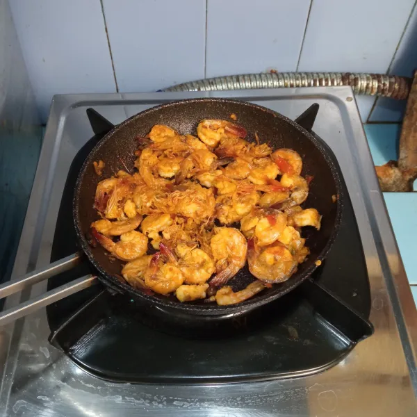 Panggang udang hingga matang, lalu angkat dan siap disajikan.